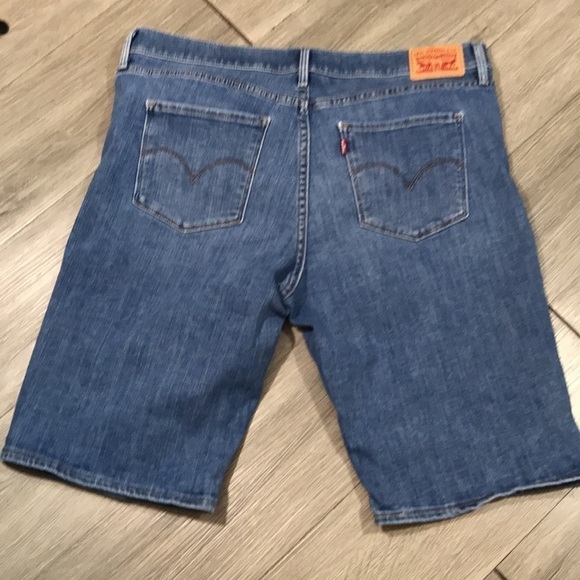 Levi’s Medium Wash Stretch Bermuda 5Pkt Style Denim Shorts size 33 - Picture 2 of 8
